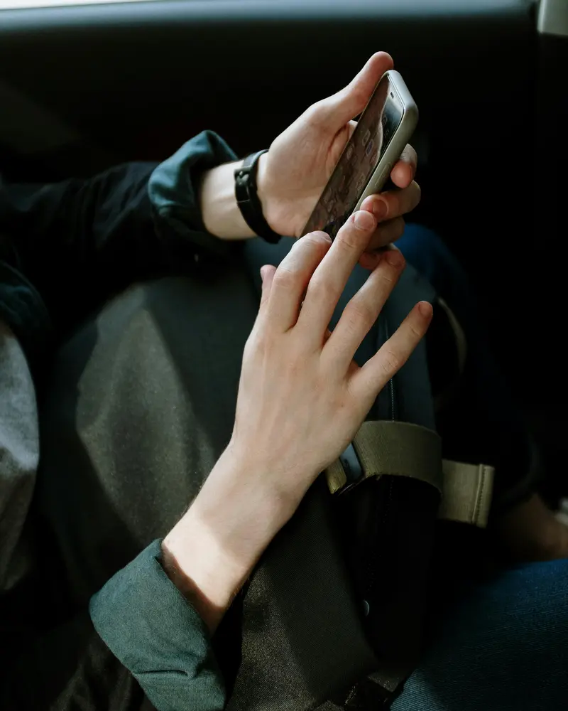 Mains tenant un téléphone — l'autonomie au quotidien